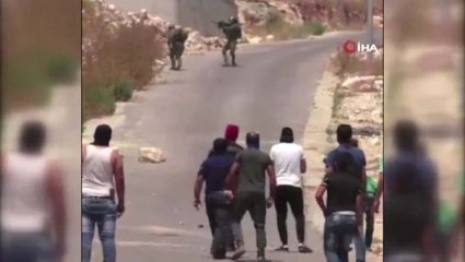 Filistinli gençler tam teçhizatlı İsrail askerlerini taşlayarak kovaladı