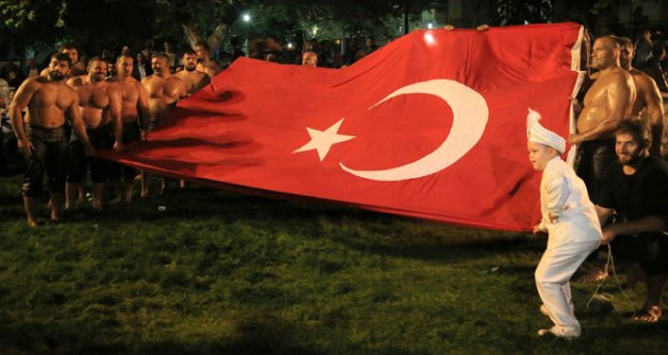 Oğlunun sünneti için yağlı güreş müsabakası düzenledi