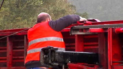 Download Video: Operarios retiran la carga de un camión que volcó en la A-52 a la entrada de Orense