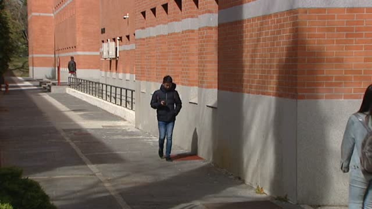 La comunidad universitaria niega que el trato dado a Cifuentes en su máster sea una práctica "habitual"