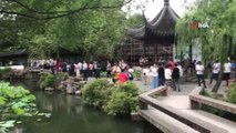 - Tarihi Çin Bahçelerine Turist Akını- Shanghai 120 Kilometre Batısındaki Tarihi Suzhou Şehrindeki...