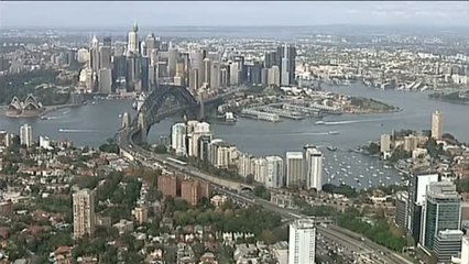 Atasco en Sidney al encaramarse un hombre al puente de la bahía
