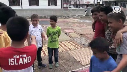 Eski halı ve kilimlerle kendi 'halı saha'larını yaptılar