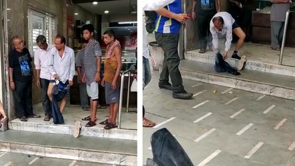 VIDEO: पैंट की जेब में रखे मोबाइल में हुआ ब्लास्ट, धुंआ निकलता देख शख्स को बचाने दौड़े लोग