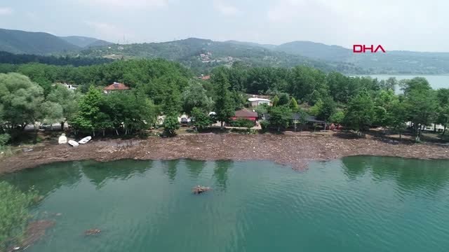 KOCAELİ Selin sürüklediği çöpler ve ağaç parçaları Sapanca Gölü yüzeyini kapladı