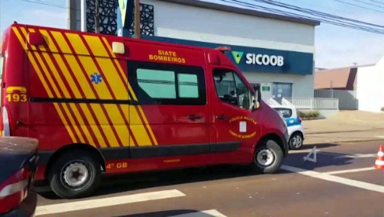 Ciclista fica ferida ao atingir porta de carro na Avenida Tancredo Neves