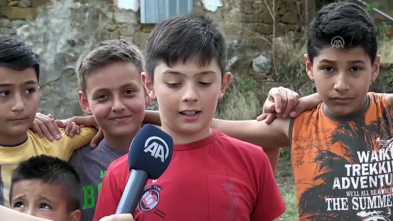 Eski halı ve kilimlerle kendi "halı saha"larını yaptılar