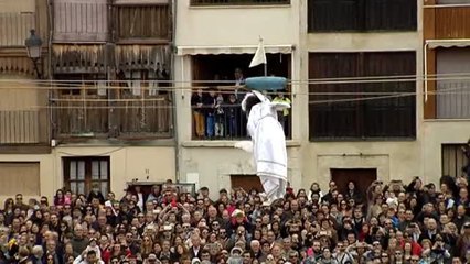 Emoción y aplausos en la Bajada del Ángel de Peñafiel