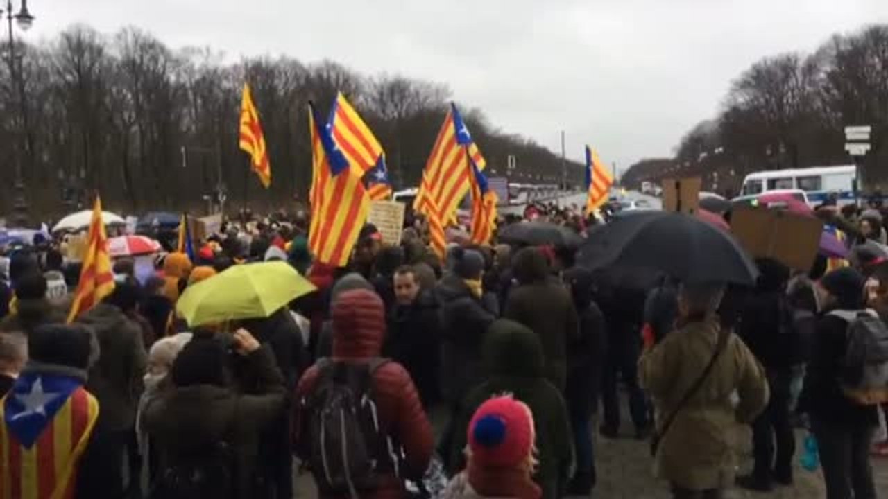 Independentistas catalanes se concentran en la Puerta de Brandenburgo en Berlín