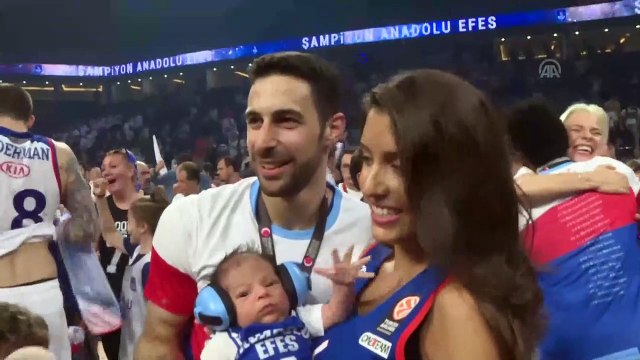 Anadolu Efes kupasını aldı