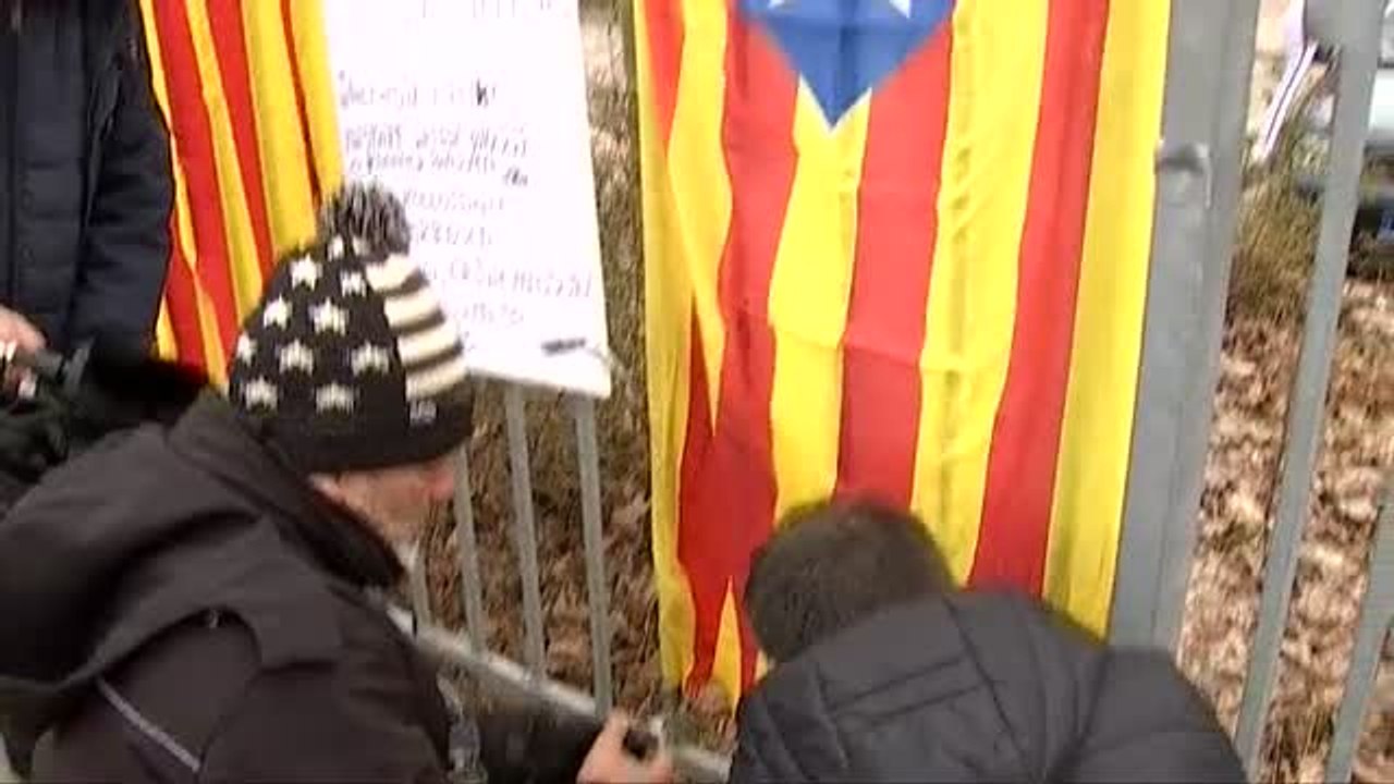 Concentración a las puertas de la cárcel alemana de Neumünster en apoyo a Carles Puigdemont