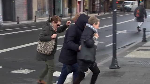 Fuertes rachas de viento sorprenden a los vecinos en las calles de San Sebastián