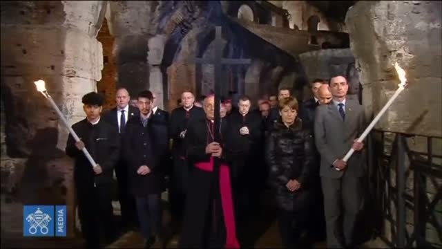 El Papa encabeza el tradicional Vía Crucis del Viernes Santo en el Coliseo de Roma