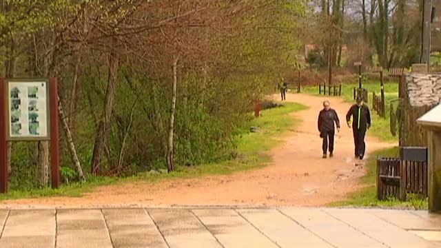 Rajoy disfruta de sus vacaciones con un paseo junto al marido de Ana Pastor