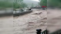 SİVAS Sel suları, köyün taşkın duvarını yıktı