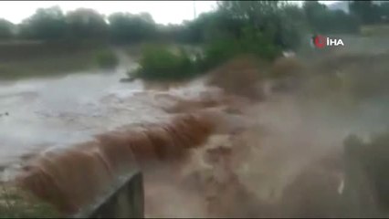 Üzüm bağlarından akan sel suları şelaleyi anımsattı