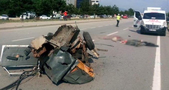 Otomobil ortadan ikiye bölündü, 2 kişi feci şekilde öldü!
