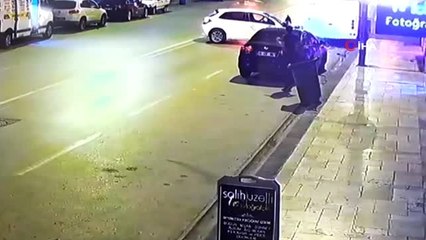 Kontrolden çıkan otomobil midibüse böyle çarptı