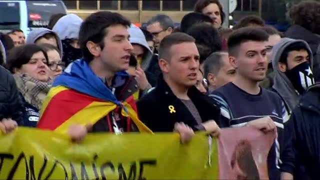 Una manifestación independentista obliga al cierre parcial de la estación de Sants