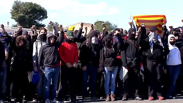 Los independentistas cortan carreteras estratégicas en Lleida, Girona y Tarragona