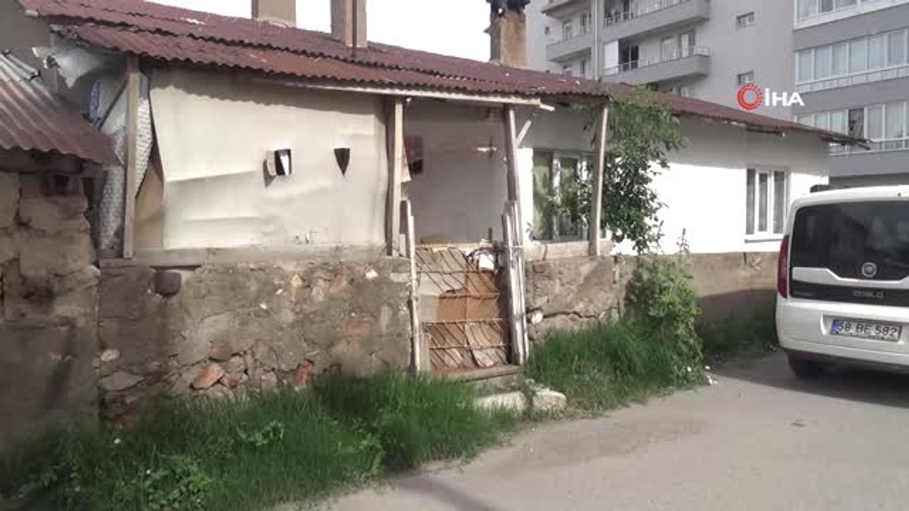 Yaşlılık maaşı ile 10 yılda biriktirdiği paralarını çaldılar