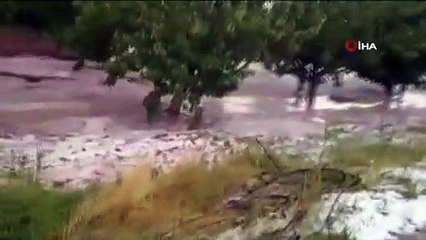 Üzüm bağlarından akan sel suları şelaleyi anımsattı