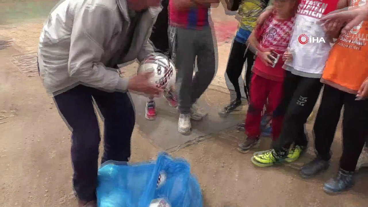 Yozgat’ta çocuklar eski halı ve kilimlerle halı saha yaptı