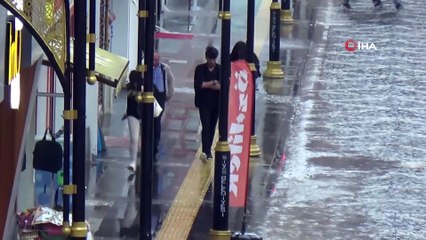 Sivas’ta şiddetli yağış caddeleri göle çevirdi