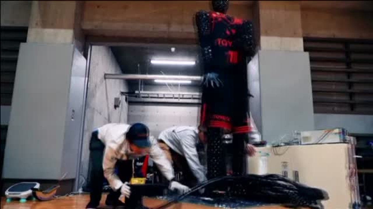 Un robot vence a tiros libres a dos jugadores profesionales de baloncesto en Japón