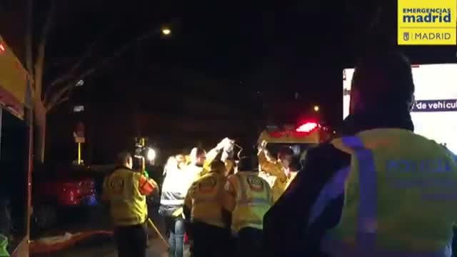 Herido grave un motorista tras impactar contra la marquesina de un autobús en Madrid