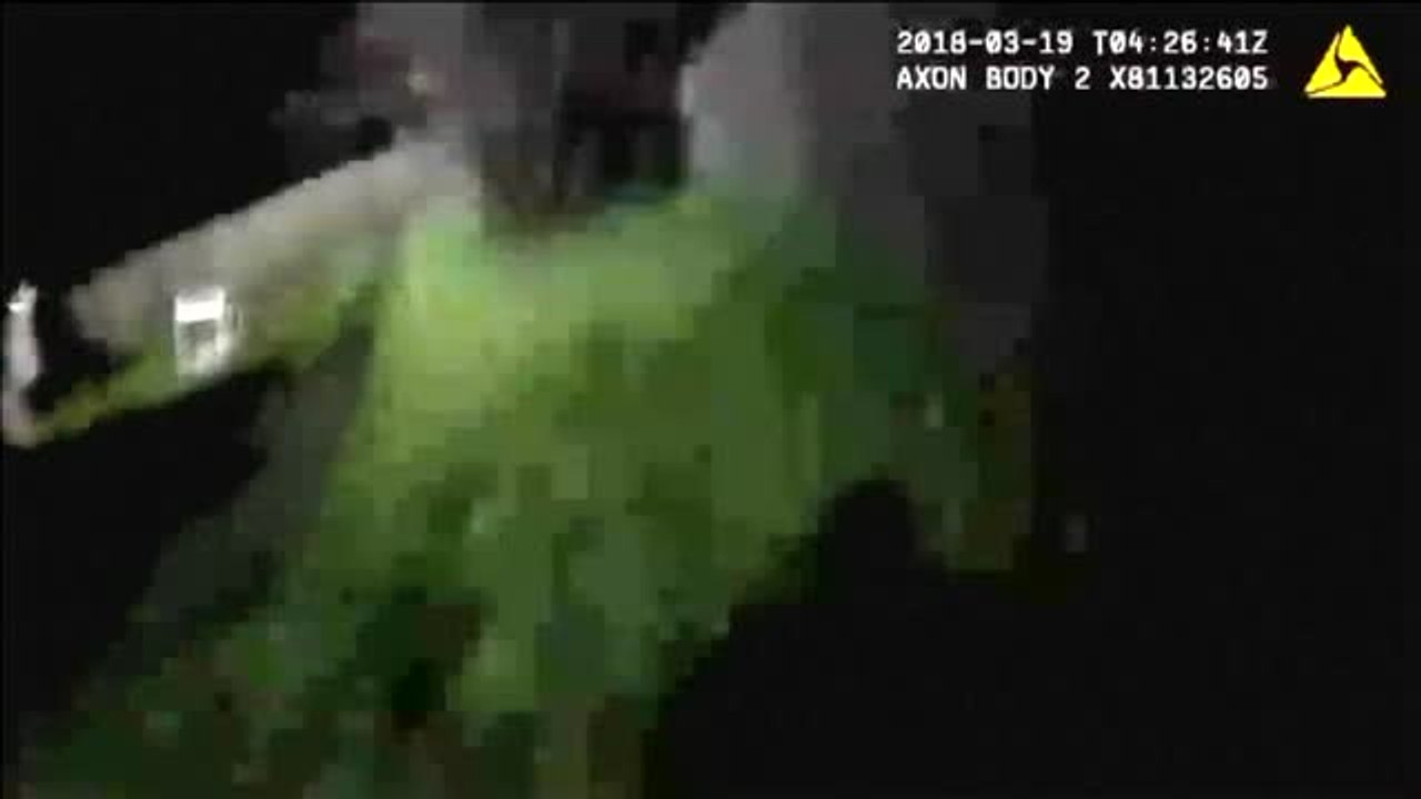 Dos policías confunden una pistola con un móvil y matan a tiros a un afroamericano