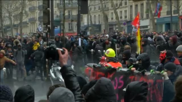 Disturbios en París durante una manifestación contra las reformas de Macron