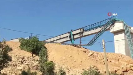 Скачать видео: Siirt'te köprü yapımında kullanılan vinç devrildi: 1 yaralı