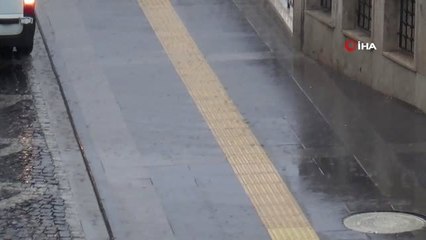 Sivas'ta şiddetli yağış caddeleri göle çevirdi