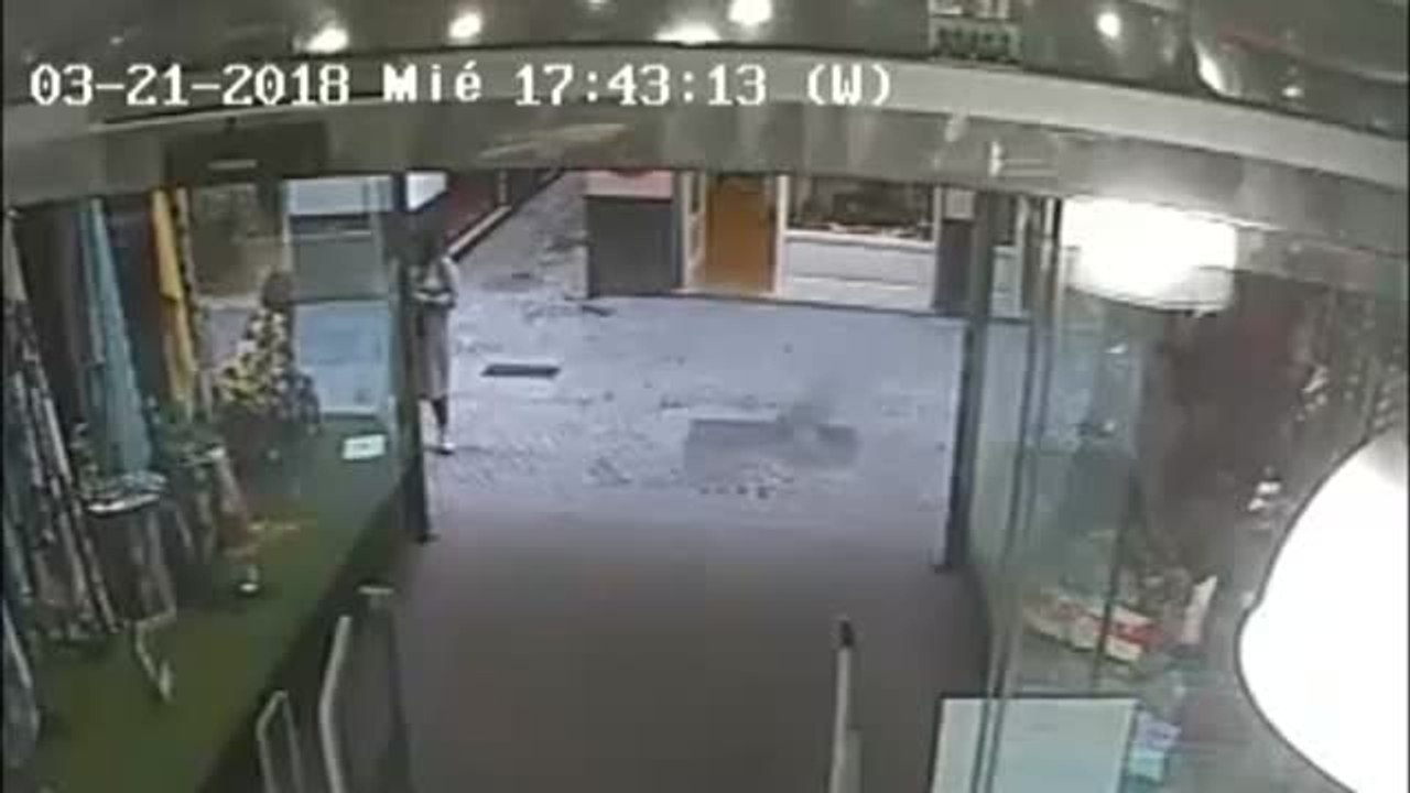 La explosión de cinco arquetas desatan el pánico en pleno centro de Sevilla