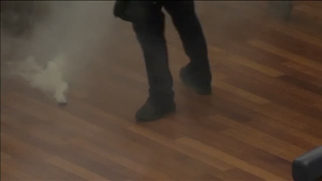 Lanzan gas lacrimógeno para boicotear una sesión plenaria en Kosovo