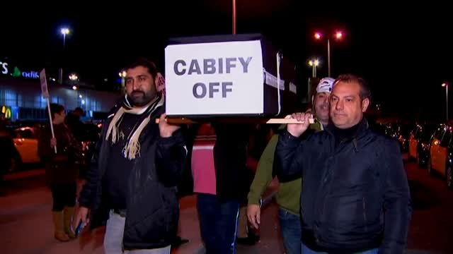 El sector del taxi protesta en Barcelona contra plataformas con licencias VTC