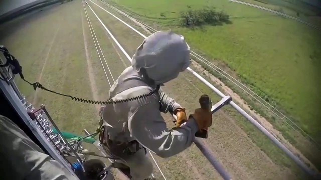Le travail de ces ouvriers est dingue : ils interviennent en hélicoptère sur des lignes électriques à haute tension