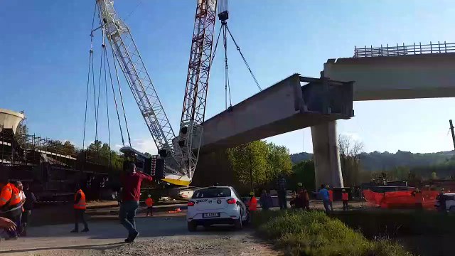 Cette grue s'effondre en pleine construction d'un pont en Italie !