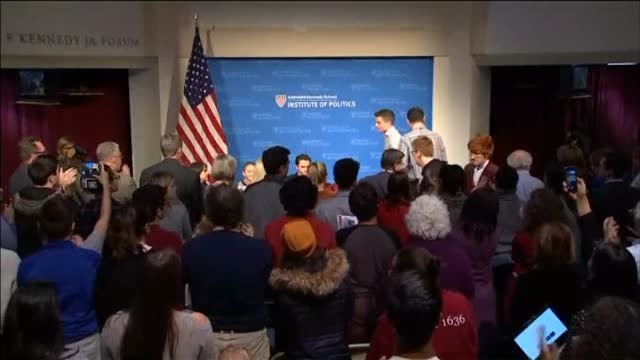 Los supervivientes del tiroteo de Florida claman contra las armas en Harvard