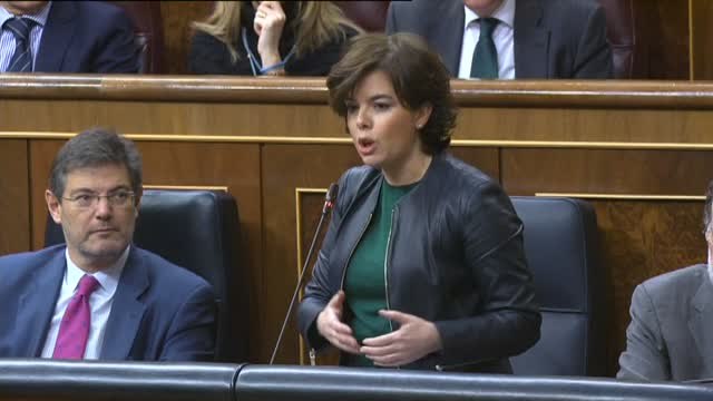 Montero pide a Sáenz de Santamaría que venza a Cospedal y no se imponga la censura