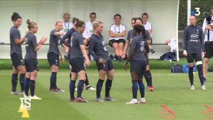Mondial féminin : Les Bleues au pied de la montagne