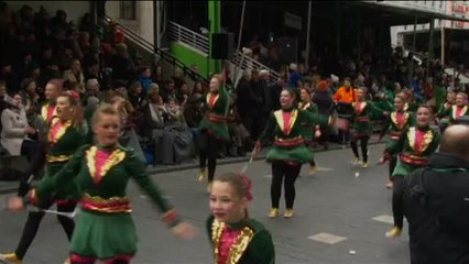 Descargar video: Dublín se tiñe de verde y miles de irlandeses disfrutan del Día de San Patricio