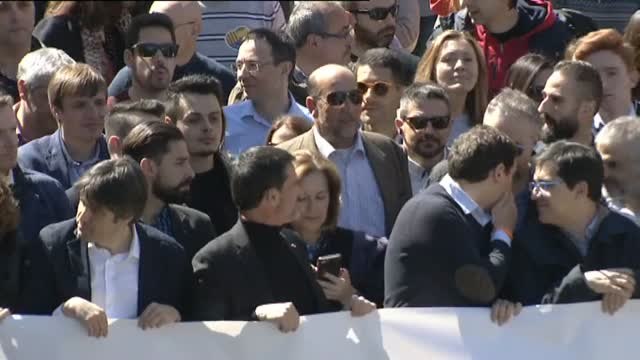 Multitudinaria manifestación en contra del bloqueo institucional en Cataluña