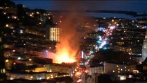 Un aparatoso incendio devora un bloque de viviendas en San Francisco