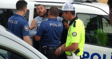 Polis, cadde ortasındaki kazmalı kavgayı ayırmakta güçlük geçti