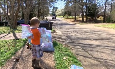 ابن الـ 3 سنوات ينتظر عمال النظافة أمام منزله أيام الثلاثاء... ماذا يقدّم لهم؟