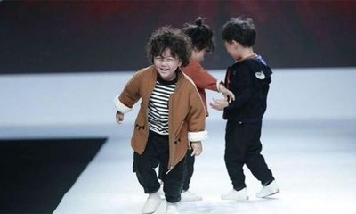 ابن الـ 4 سنوات يختبر أسوأ كابوس بمسيرة عارضي الأزياء المهنية... ردة فعله لا تقدّر بثمن!