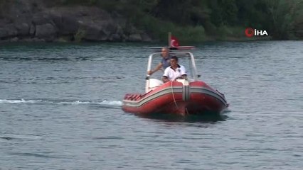 Adana'da serinlemek için göle giren genç kayboldu