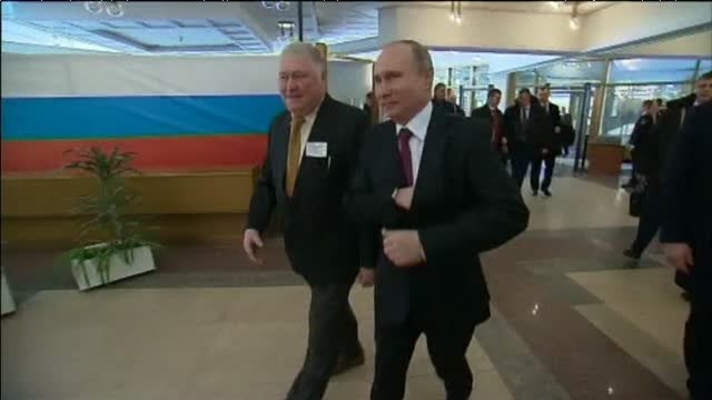 Putin madruga para votar en unas elecciones con pocas incógnitas